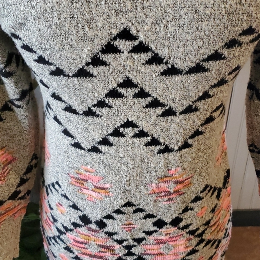 ๐Super Nice Aztec Sweater - Picture 3 of 6